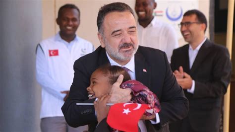 H­a­r­t­u­m­ ­B­ü­y­ü­k­e­l­ç­i­s­i­ ­N­e­z­i­r­o­ğ­l­u­­n­d­a­n­ ­S­u­d­a­n­l­ı­ ­y­e­t­i­m­ ­ç­o­c­u­k­l­a­r­a­ ­z­i­y­a­r­e­t­